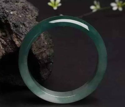 翡翠镯子怎样比较美观？翡翠镯子应该怎么选择？  第2张