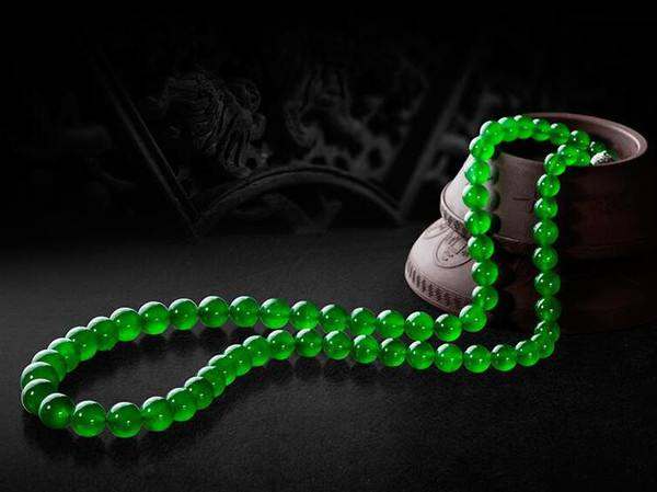 选购翡翠饰品时，怎么选择自己风格相符翡翠  第2张