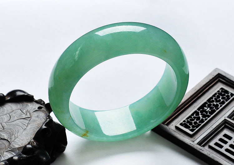 白底青种翡翠手镯都有哪些特色，选购白底青种翡翠手镯有哪些技巧？  第3张