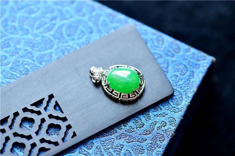 翡翠金镶好还是银镶好？  第8张