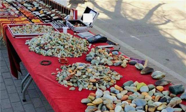 因改名而“暴涨”的玉石，一块石头炒至一千万，如今摆摊却无人要  第8张