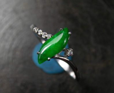 翡翠戒指如何挑选？选购翡翠戒指都有哪些方法？  第2张