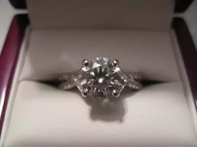 钻石的荧光效应普遍存在吗?有危害吗?  第3张