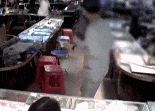 不该如此失德失信，男子假借看自然光效果，抢走16万高冰翡翠平安扣  第2张