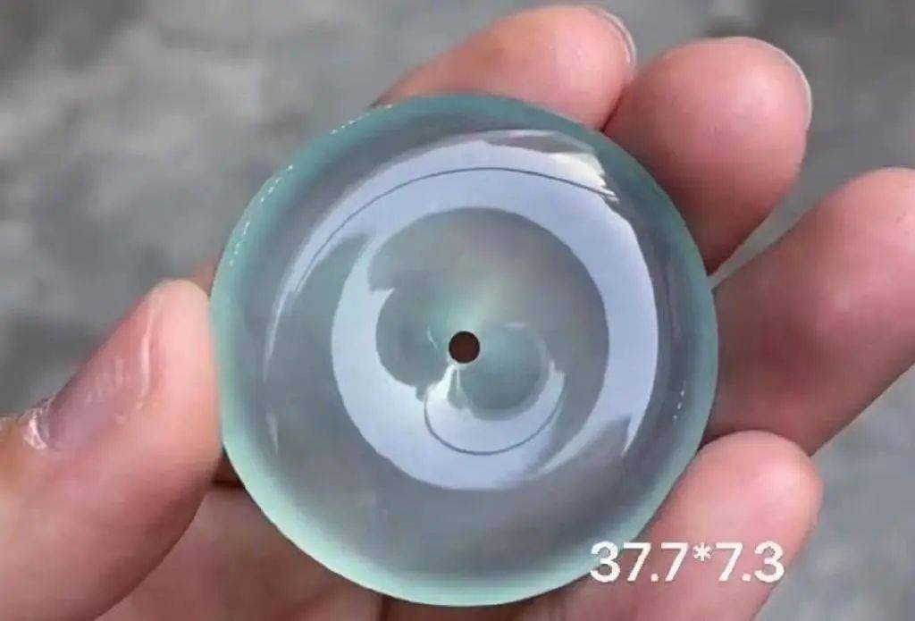 不该如此失德失信，男子假借看自然光效果，抢走16万高冰翡翠平安扣  第5张