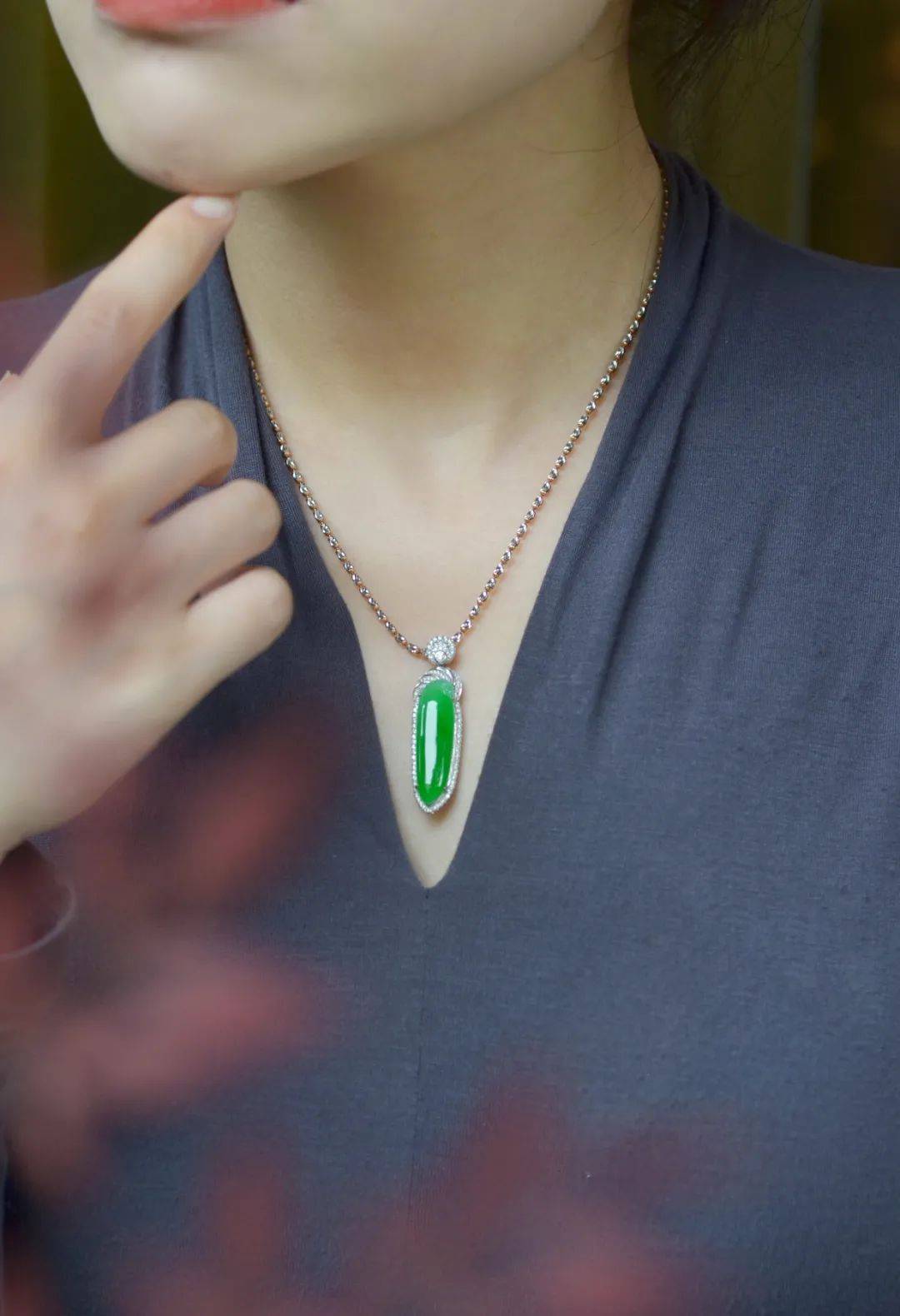 不该如此失德失信，男子假借看自然光效果，抢走16万高冰翡翠平安扣  第6张