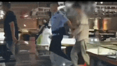 不该如此失德失信，男子假借看自然光效果，抢走16万高冰翡翠平安扣  第4张