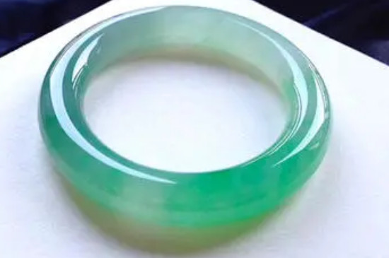 白底青手镯为什么越戴越多绿  第2张