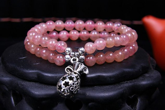 女生佩戴草莓晶的寓意  第2张