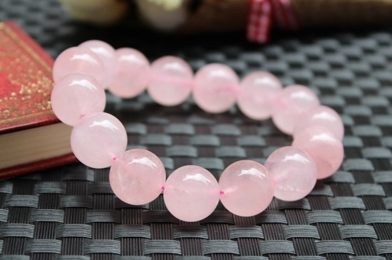 女生戴粉水晶戴哪个手  第2张