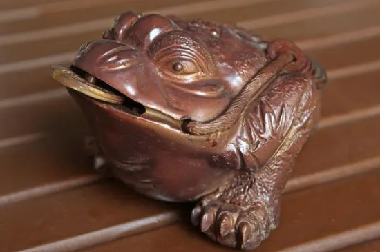 金蟾摆放客厅哪里最好  第2张