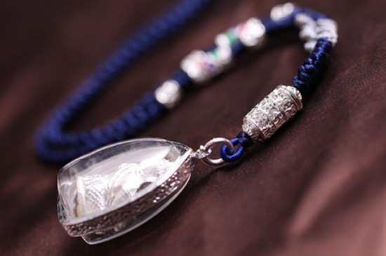 佛牌不要了怎么处理最好，红布佛坛寺庙供奉  第2张