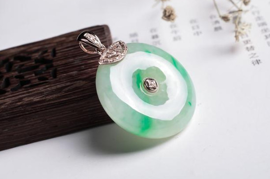 平安扣戴哪只手吉利，戴左手可带来好运  第4张