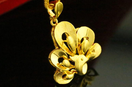 孔雀黄金吊坠的寓意和象征  第3张