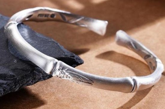 女孩子戴银镯子的寓意  第2张