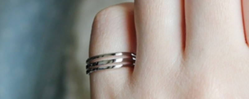 戒指戴在小拇指是什么意思  第1张