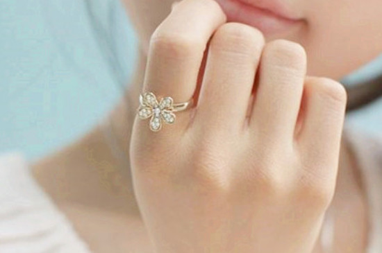 钻戒戴哪个手指头  第5张