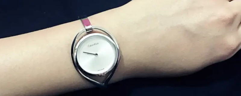 一只手表一只玉镯怎么戴  第1张