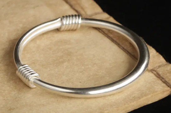 推拉手镯的正确戴法  第2张