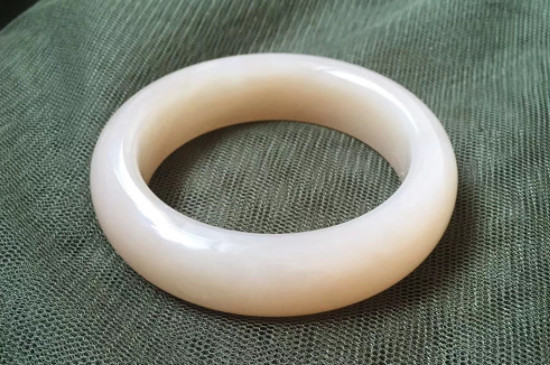 藕粉手镯为什么戴久了有黑色  第2张