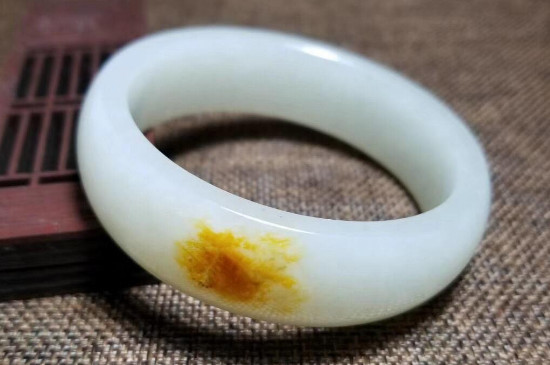 真正的和田玉手镯多少钱一个，价格在30元～100万元不等  第2张