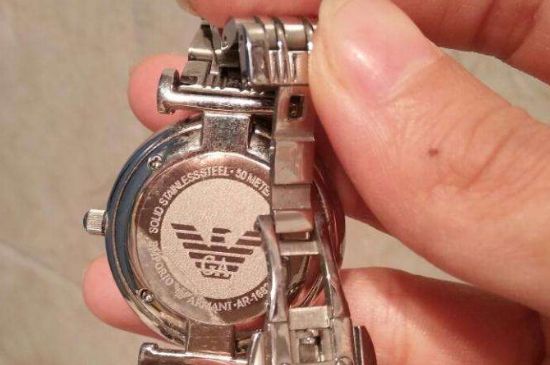阿玛尼手表表带怎么扣  第3张