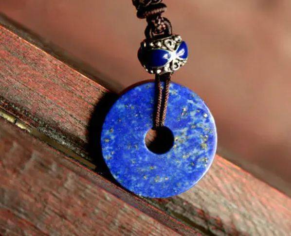 蜜蜡、绿松、南红、青金，文玩四大经典配饰谁更绝？  第3张