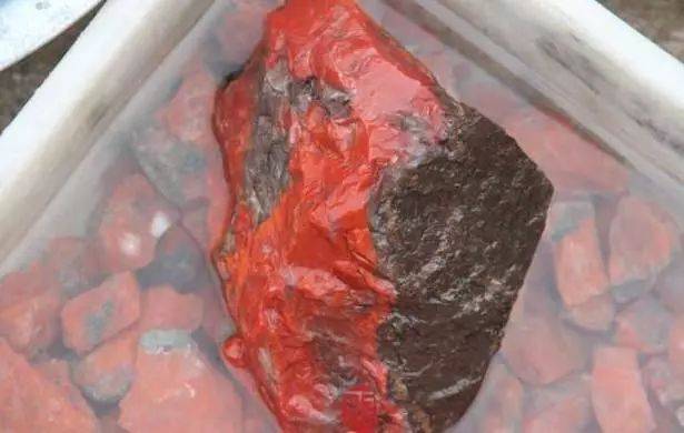 南红原石泡水卖，是何缘由？  第2张