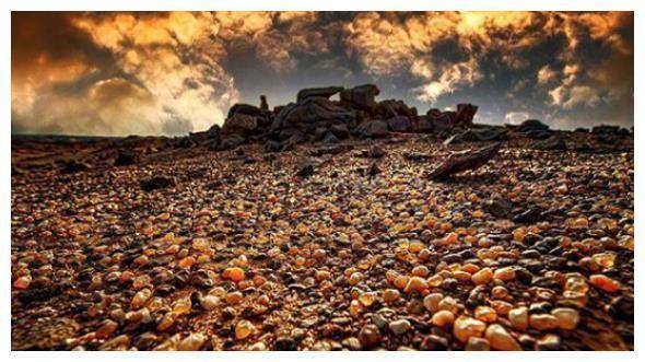 内蒙最值钱的湖泊：湖底铺满玛瑙价值几十亿，如今能随便捡  第3张