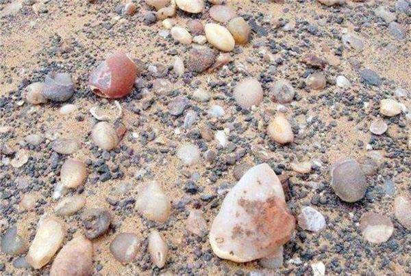 内蒙最值钱的湖泊：湖底铺满玛瑙价值几十亿，如今能随便捡  第6张