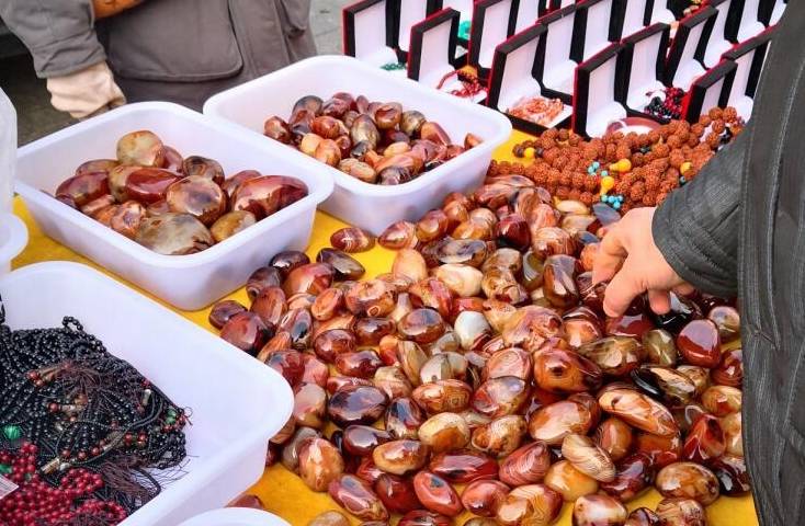 文玩市场鲜艳玛瑙10元一块似白捡，有人却说再便宜也不能买  第2张