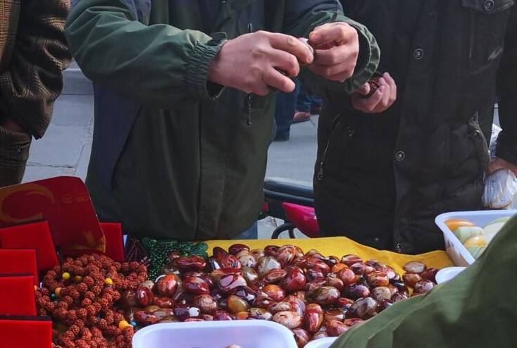 文玩市场鲜艳玛瑙10元一块似白捡，有人却说再便宜也不能买  第3张