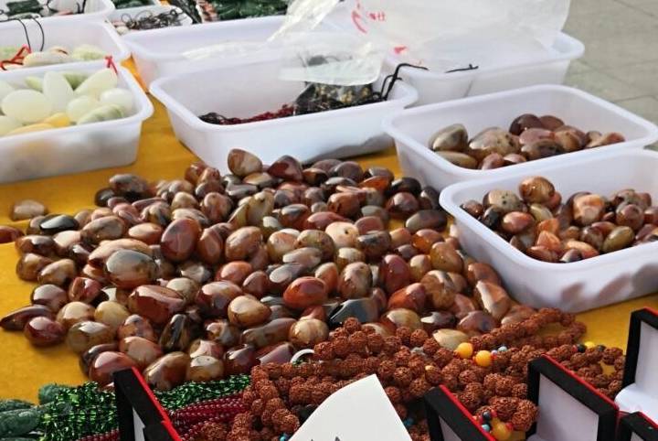 文玩市场鲜艳玛瑙10元一块似白捡，有人却说再便宜也不能买  第4张