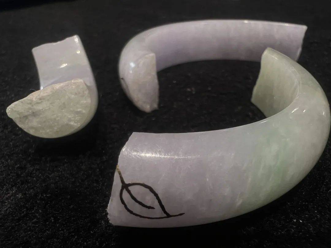 陪伴了7年之久的春带彩手镯摔稀碎，舍不得扔，还能修缮如初吗？  第2张