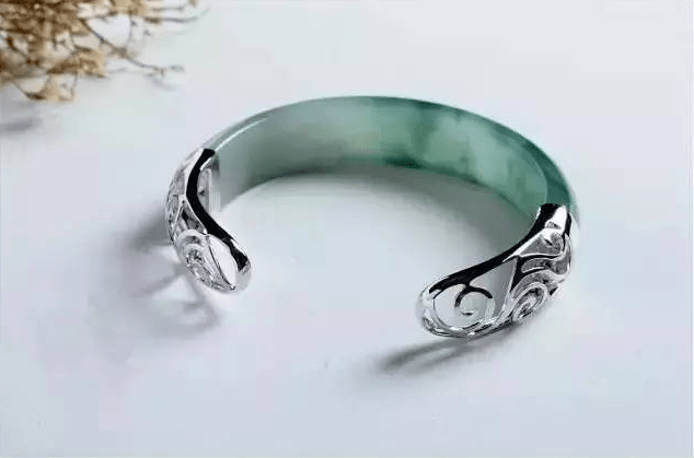 陪伴了7年之久的春带彩手镯摔稀碎，舍不得扔，还能修缮如初吗？  第7张