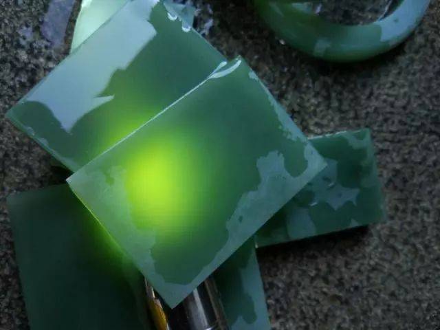这四种和田玉，打灯看不到结构，难道是假货？  第3张