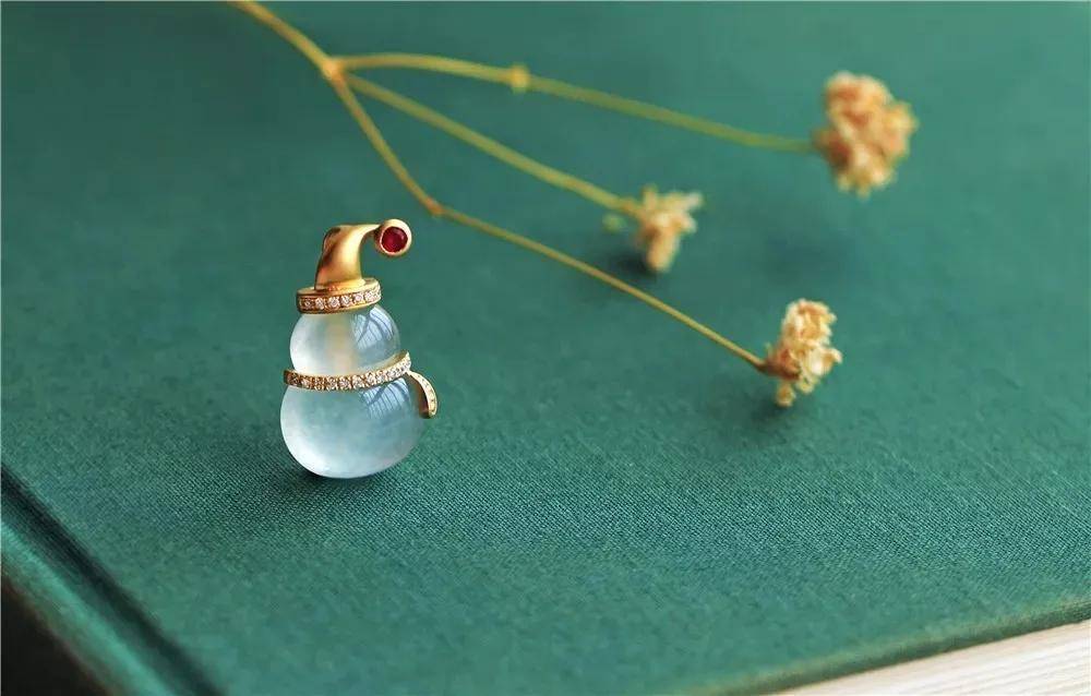 翡翠应该怎么挑选？翡翠是挑“种水货”还是“色货”?  第2张