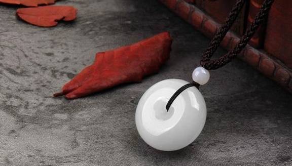 翡翠和玉哪个更好，翡翠贵还是玉石贵  第3张