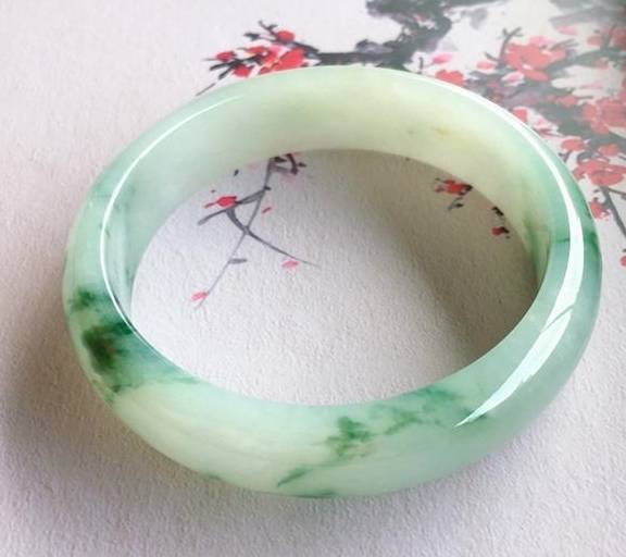 翡翠和玉哪个更好，翡翠贵还是玉石贵  第2张