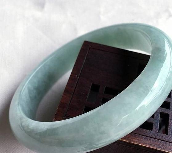 翡翠和玉哪个更好，翡翠贵还是玉石贵  第4张