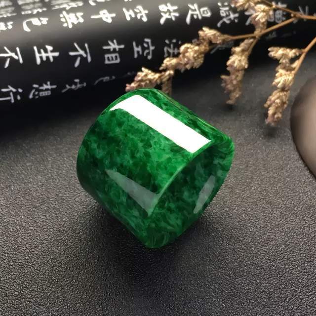 都说翡翠“以绿为贵”，为何这几种价格这么便宜？  第2张