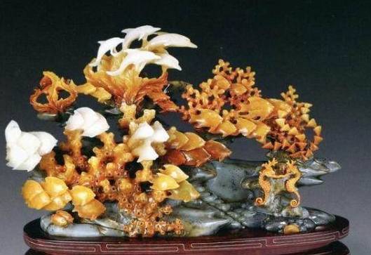 这种玉的高颜值堪比翡翠，价格却比翡翠便宜很多，深受大家喜爱  第4张