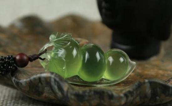 这种玉的高颜值堪比翡翠，价格却比翡翠便宜很多，深受大家喜爱  第8张
