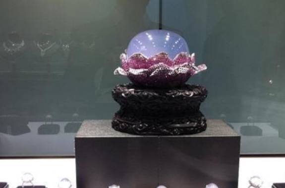 价值6亿元的玻璃种紫罗兰翡翠——''昭仪之星''，竟然也会见光死？  第2张