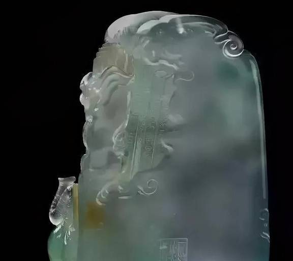 我是玉雕师，见证一件有裂翡翠边料被翡翠玉雕师傅“救活”的过程  第9张