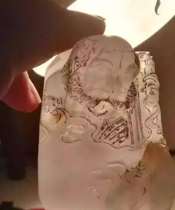 我是玉雕师，见证一件有裂翡翠边料被翡翠玉雕师傅“救活”的过程  第6张