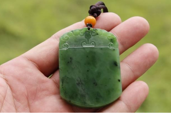 和田玉碧玉有黑点到底好不好？  第12张