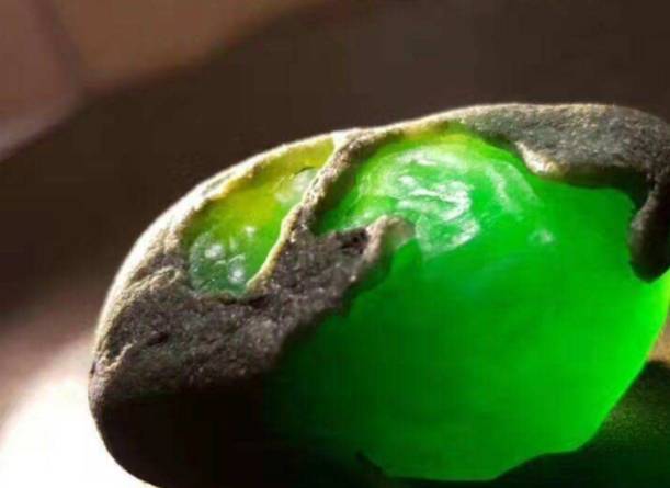 都说翡翠以绿为尊，其实黄色翡翠也美得不行，看看这种水  第3张