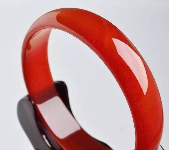 翡翠有红色的么？红色翡翠值钱么？  第2张