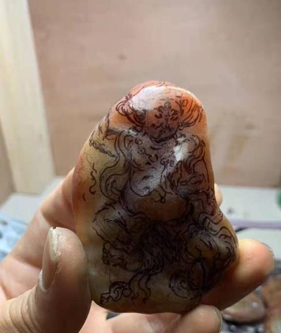 随形大马坎翡翠雕刻金刚手菩萨，成品出乎意外的精美  第3张